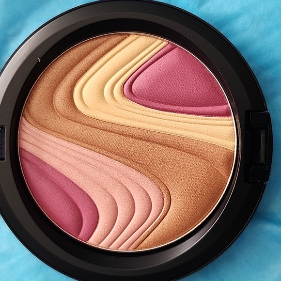 New face powder by mac - Picture 1 of 4